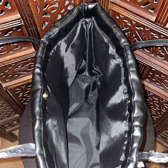 NWT VICTORIA’S SECRET Elegant Black Quilted Tote Bag - Picture 4 of 6